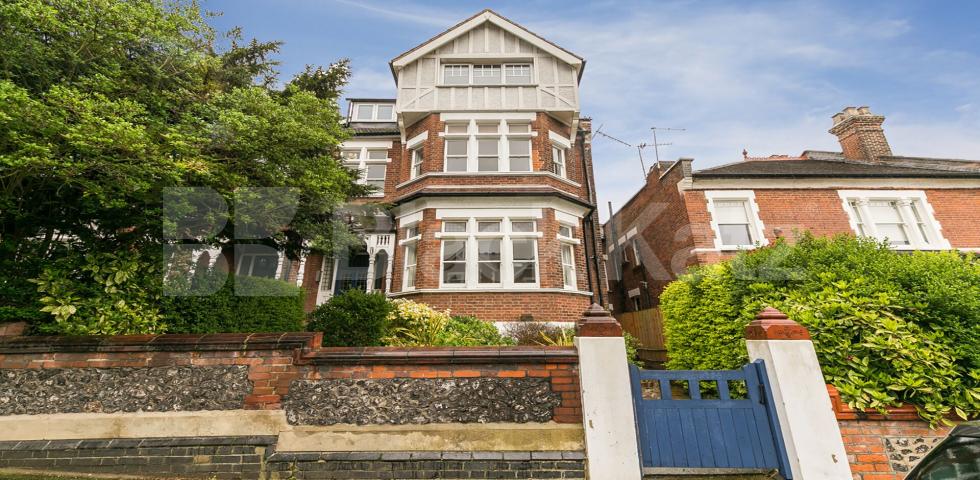 			Stunning Two Bedroom Property in Crouch End, 2 Bedroom, 1 bath, 1 reception Flat			 Clifton Road, Crouch End